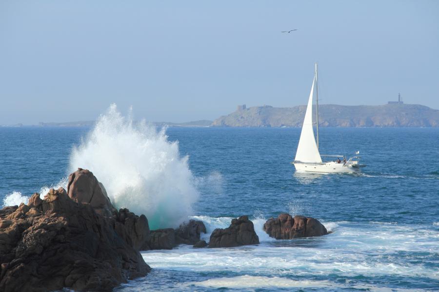 Vague et Voilier (IMG_4285).jpg